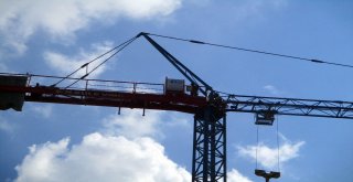 50 Metre Yüksekteki Vinçte Ayağı Sıkışan Görevliyi İtfaiye Kurtardı