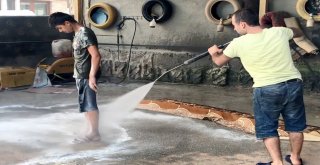 Hava Sıcakları Artınca Oto Yıkamacı Adam Yıkamacıya Döndü