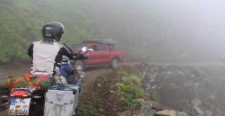 Dünyanın En Tehlikeli Yolunda Sis Ve Yağmura Rağmen Yürüdüler