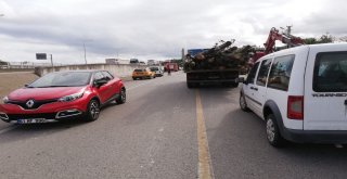 Trabzonda Kamyondan Kayan Direk Halk Otobüsünün İçine Girdi: 2 Ölü, 8 Yaralı