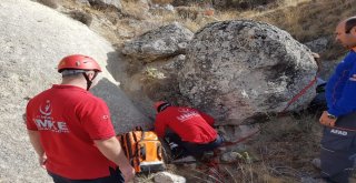 Kayalıklara Düşen Genci Umke Ekipleri Kurtardı