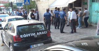 Amca Çocukları Şehrin Göbeğinde Sandalye Ve Sopalarla Birbirine Saldırdı