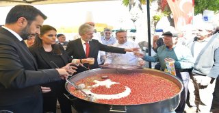 Başkan Tuna, Ak Partili Sarıeroğlu İle Vatandaşlara Aşure İkram Etti