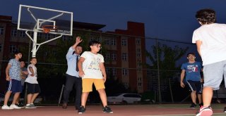 Başkan Sarıkurt, Gençlerle Basketbol Oynadı