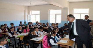 Vali Toprak, Irak Sınırındaki Köyleri Ziyaret Etti