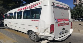Minibüse Çarpan Otomobil Takla Attı: 2 Yaralı