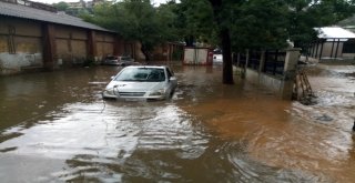 Beykoz Anadoluhisarında Su Baskınında Sürücüler Araçta Mahsur Kaldı