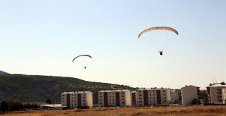 Tuncelililer Yamaç Paraşütü Heyecanı Yaşadı