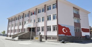 Öğrenciler Tatil, Belediye Tadilat Yapıyor