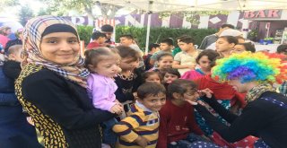 İzmirde Mültecilerin Yüzleri Şenlikle Güldü