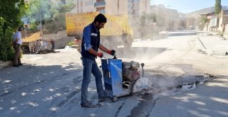 Hakkaride Bozuk Satıhlı Yollar Onarılıyor