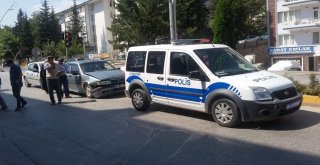 Kırmızı Işıkta Geçen Sürücüye İşlem Yapmak İsteyen Polis Kaza Yaptı