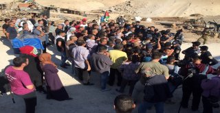 Filistinliler, İsrailin Han El-Ahmer Köyünü Yıkmasına İzin Vermedi
