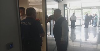 Sağlık Görevlilerine Saldıran Şahısa Polis Müdahale Etti: 2 Yaralı