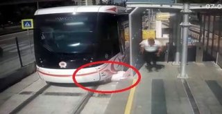 Tramvayın Yayaya Çarpma Anı Kamerada