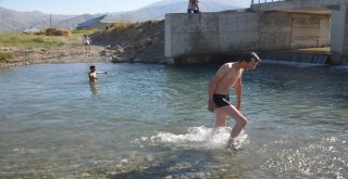 Yüksekovalı Gençler Köprücük Deresinde Serinliyor