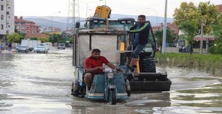 Suda Mahsur Kalan Minibüse İlginç Kurtarma