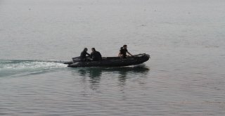 Beyşehir Gölünde Paraşütle Nefes Kesen Eğitim Tatbikatı