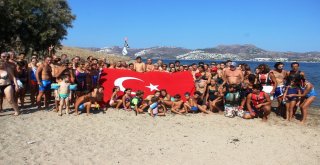 Bodruma 1 Mil Uzaklıktaki Adaya Yüzerek Ulaşıp, Dev Türk Bayrağı Açtılar
