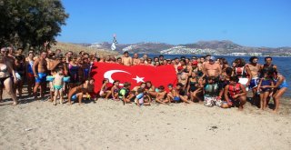 Bodruma 1 Mil Uzaklıktaki Adaya Yüzerek Ulaşıp, Dev Türk Bayrağı Açtılar