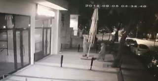 (Özel) İstanbulda Dev Şemsiyeyi Halterci Gibi Kaldırıp Çalan Kadın Hırsızlar Kamerada