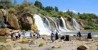Serinlemek İsteyenler Şelaleye Akın Ediyor