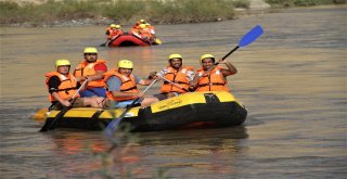 Tarihi İlçede, Vali İle Birlikte Araplar Rafting Yaptı