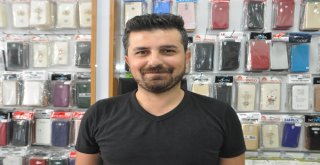 Abd Ürünü Cep Telefonunu Çekiçle Kırdı