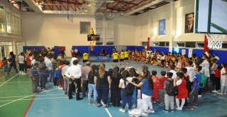 Terör Mağduru Şırnaklı Çocuklar, Akrobasi Basketbol Gösterisinde Gönüllerince Eğlendi