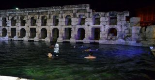 2 Bin Yıllık Roma Hamamı Gece Görüntüsüyle Göz Kamaştırdı