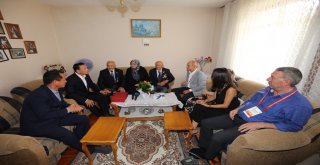 Güney Koreliler Kore Gazisi Önünde Yere Kapaklanarak Saygılarını Gösterdi