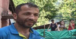 Denizi Tehlikeli Bulan Baba Çocuklarına Kamyonet Kasasında Havuz Yaptı