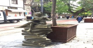 “Kitap Okuyan Kız Heykeli Kütüphane Önüne Konulacak