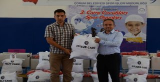 Çorum Belediyesi Sporculara Malzeme Dağıttı
