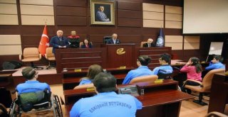 Büyükerşen Başarılı Sporculara Hediye Verdi