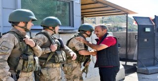 Vali Sonel, Terörle Mücadelede Nöbetteki  Kahramanlarla Bayramlaştı