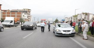 Gözlüğü Ve Şapkası Otomobilin Camına Yapıştı