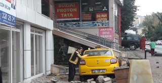 (Özel) İstanbulda Kontrolden Çıkan Taksi Duvarı Yıkıp İş Yerinin Önüne Uçtu