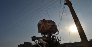 Evin Balkonundan Uçan Halı Elektrik Tellerinin Üzerine Düştü