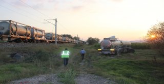Yük Treniyle Tanker Çarpıştı: 1 Yaralı