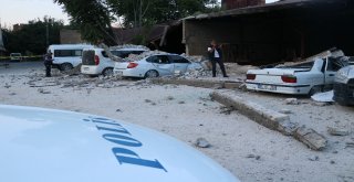 Fabrika Duvarı Araçların Üzerine Çöktü