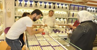 Kuyumcuyu Yardımcısı Dolandırdı