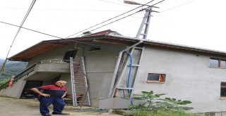 12 Yıldır Kaldırtamadığı Elektrik Direğini Çatının İçerisinden Geçirdi