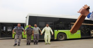 (Özel) Otobüsleri Temizlerken Kemençe Çalıp Şarkı Söylüyorlar