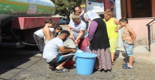 Susuzluktan Kavrulduklarını Belirten Mahallelinin İmdadına Ayvalık Belediyesi Su Tankerleriyle Yetişti