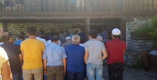 Cami Kilitli Kaldı, İmam Avluda Namaz Kıldırdı