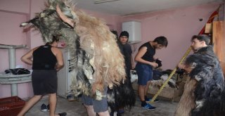 Keçi Derisi Giyip, Dana Kılından Bıyık Takıyorlar