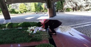 Rektör Prof. Dr. Karabuluttan Özalın Anıt Mezarına Ve Ailesine Ziyaret