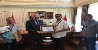 Başkan Mevlüt Uysal, Yangından 10 Çocuğu Kurtaran İski Personeline Hediye Takdim Etti