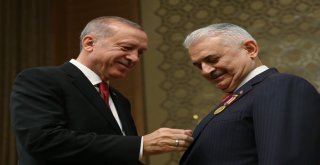 Cumhurbaşkanı Recep Tayyip Erdoğan Tarafından Tbmm Başkanı Binali Yıldırıma Cumhurbaşkanlığı Külliyesinde Düzenlenen Törenle Devlet Şeref Madalyası Tevcih Edildi.